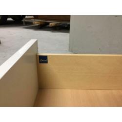 Kast MODERN wit met grijs veiligheids- glazen plaat