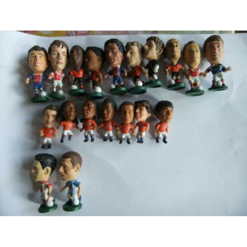 19 voetbalpoppetjes