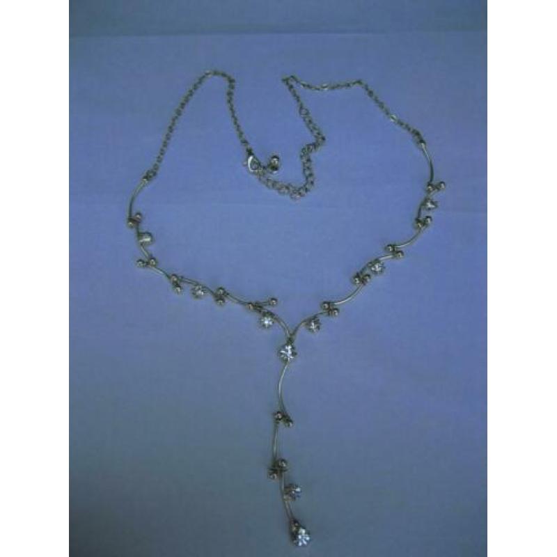 Nieuwe zilverkleurige ketting met strass-steentjes.