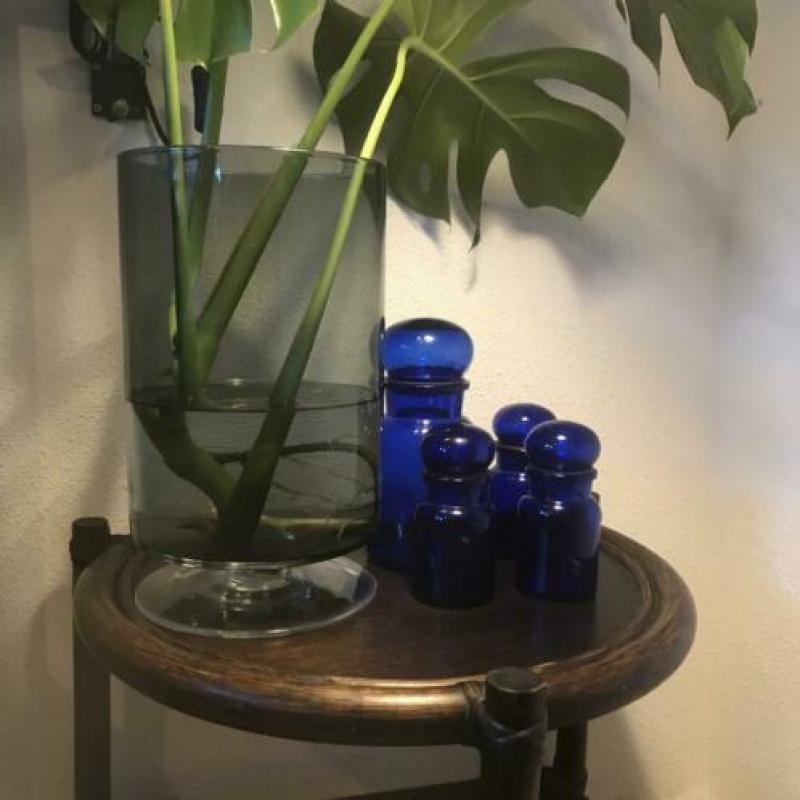 Set van twee vintage rotan bijzettafeltjes