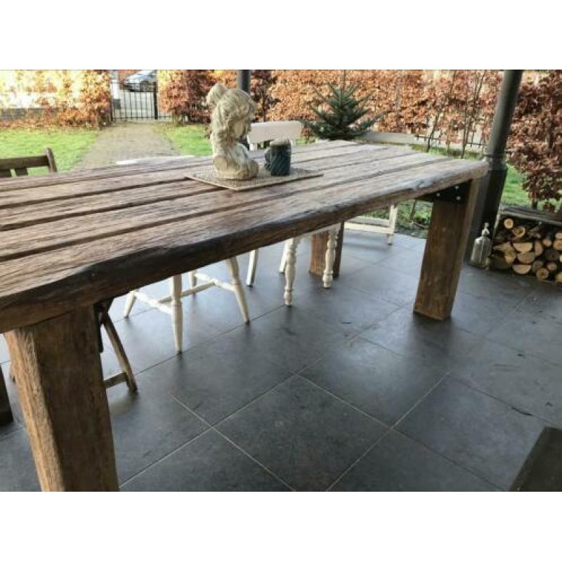 Bielzen eet tafel