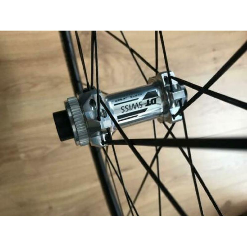 Mooie DT Swiss R32 Spline DB Disc wielset voor race/gravel