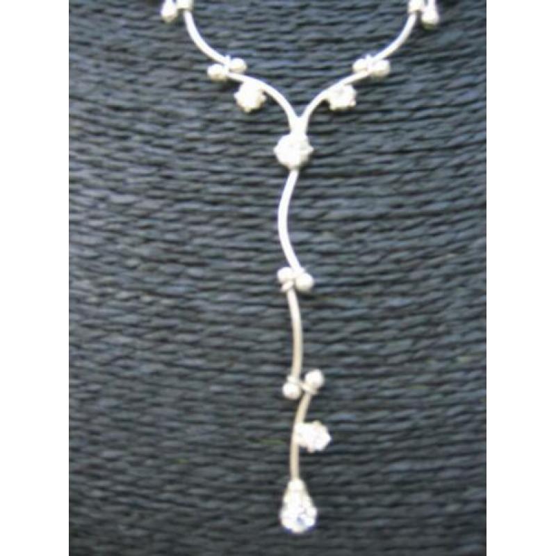 Nieuwe zilverkleurige ketting met strass-steentjes.