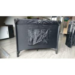 Vierkante campingbed/box