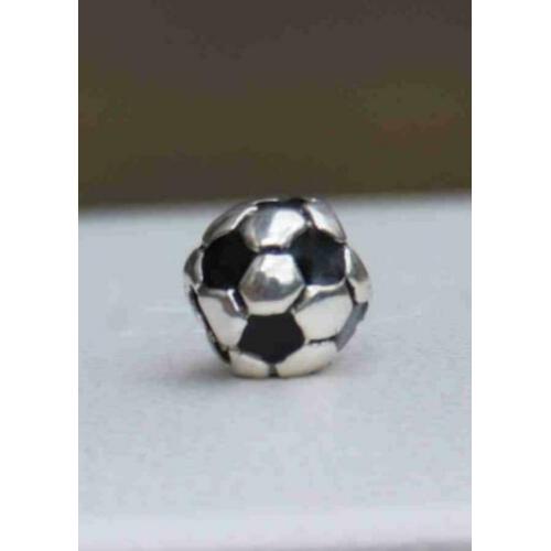 Voetbal bedel van Pandora met zwart emaille 790406