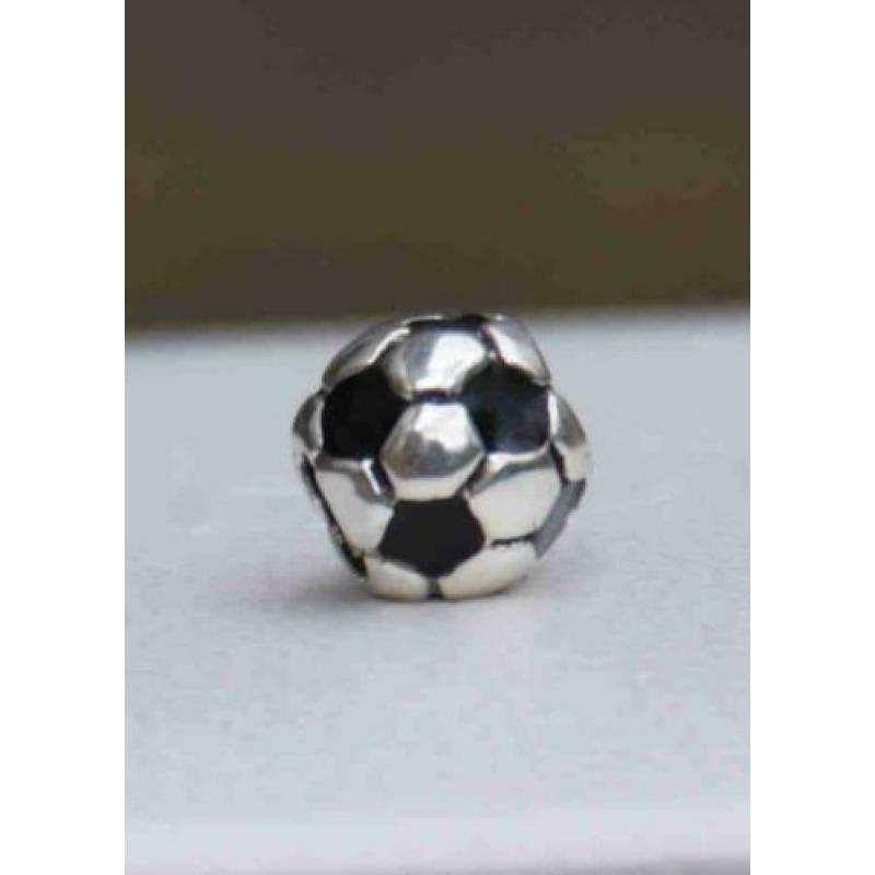 Voetbal bedel van Pandora met zwart emaille 790406