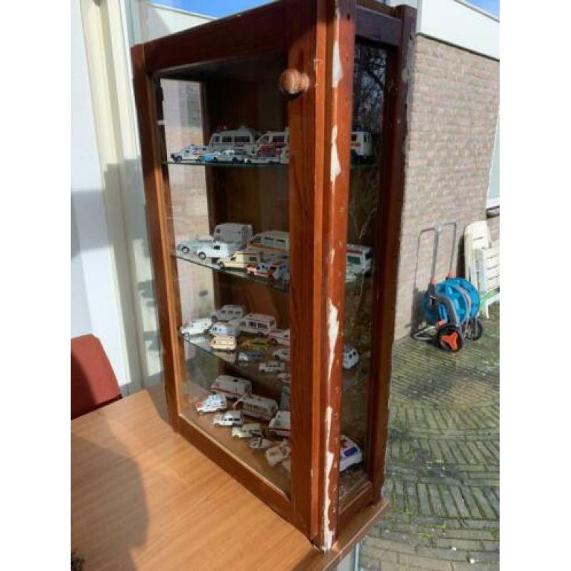 Prachtige Ambulance Autootjes verzameling, evt incl Vitrine!