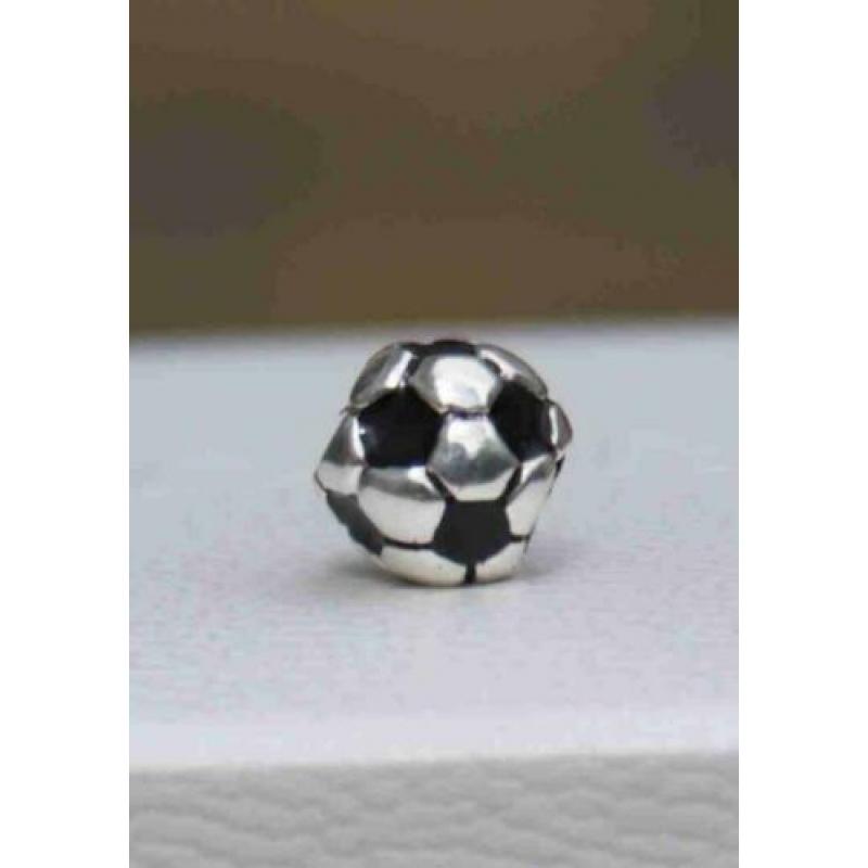 Voetbal bedel van Pandora met zwart emaille 790406