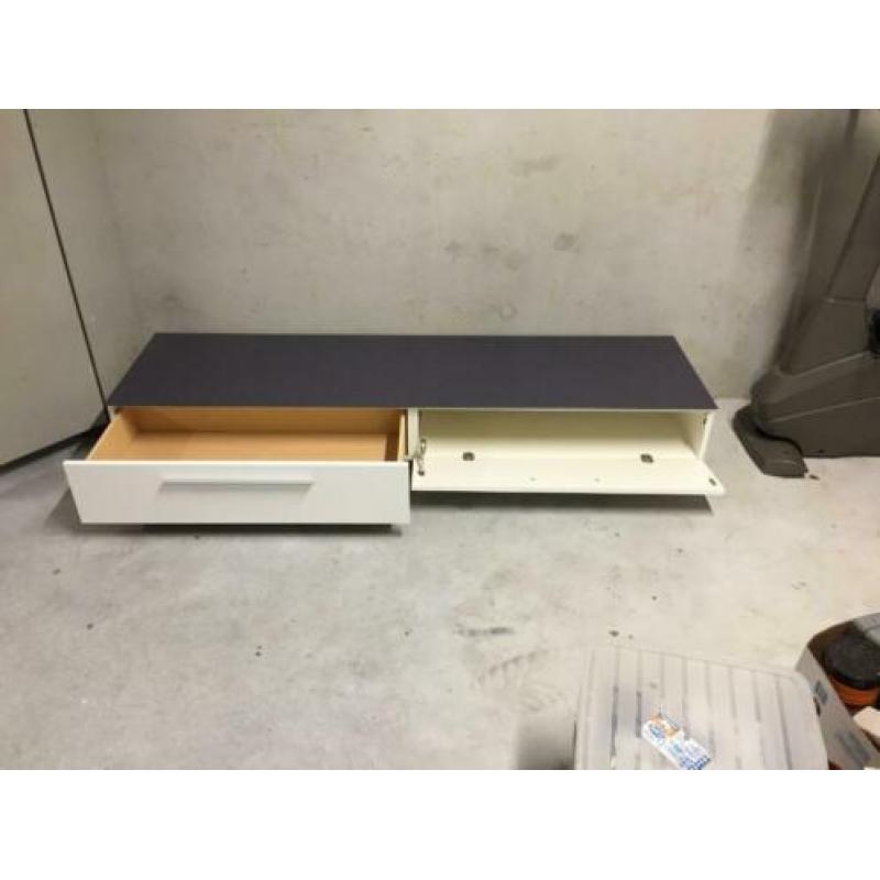Kast MODERN wit met grijs veiligheids- glazen plaat