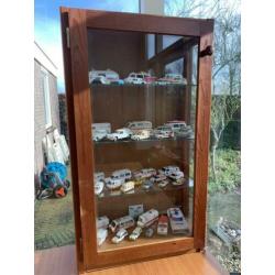 Prachtige Ambulance Autootjes verzameling, evt incl Vitrine!