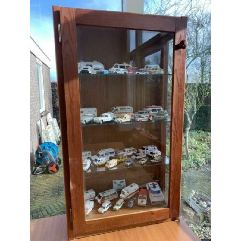 Prachtige Ambulance Autootjes verzameling, evt incl Vitrine!