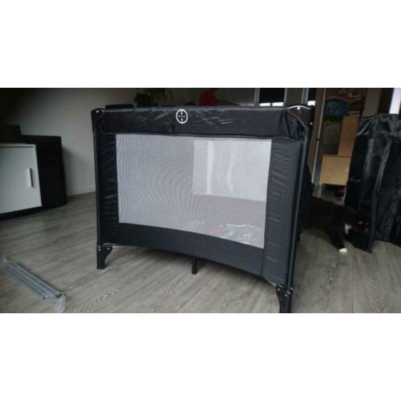 Vierkante campingbed/box