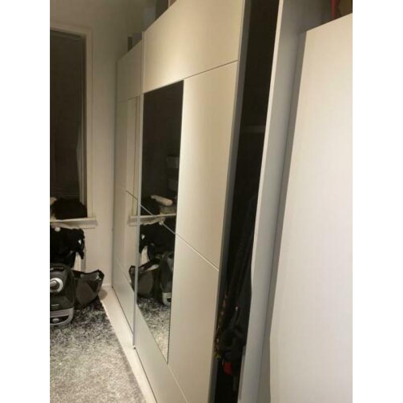 Kledingkast met spiegel 210x220 wit zelf uit elkaar halen
