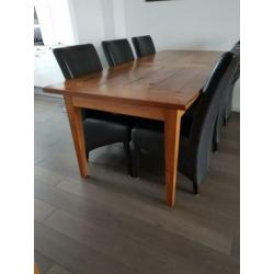 Eettafel van teakhout