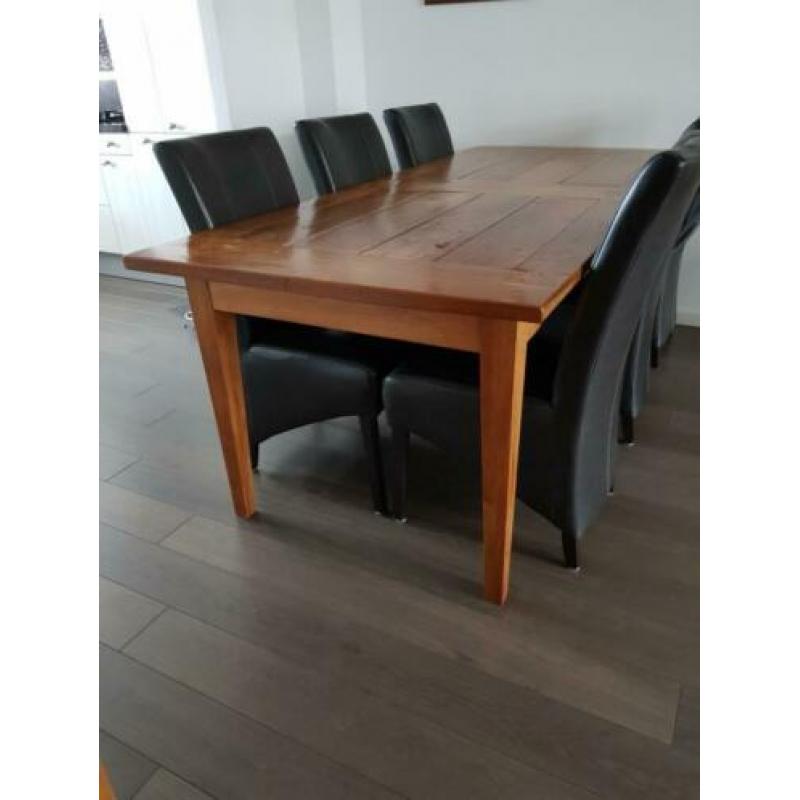 Eettafel van teakhout