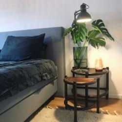 Set van twee vintage rotan bijzettafeltjes