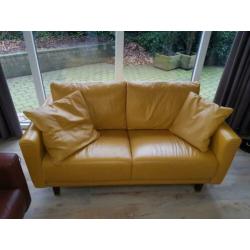 Te koop 2-zits bank en 2 fauteuils .