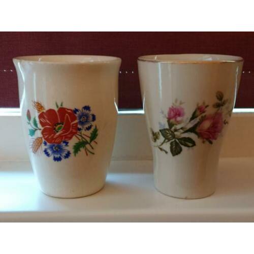 2 oude melkbekers