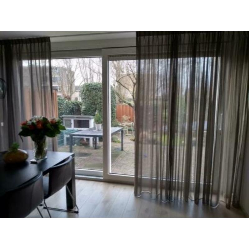 Gordijnen in de kleur taupe