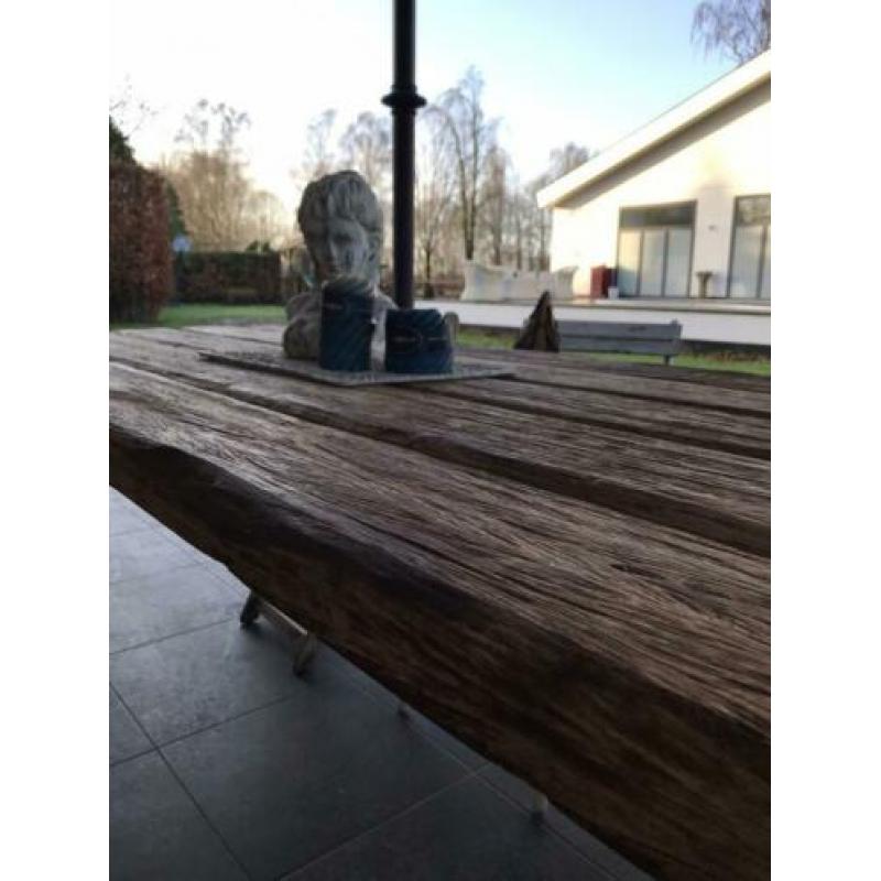 Bielzen eet tafel