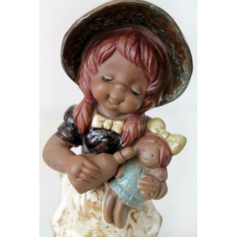 Meisje met pop vintage retro beeldje