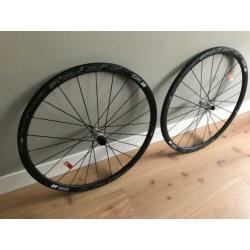 Mooie DT Swiss R32 Spline DB Disc wielset voor race/gravel