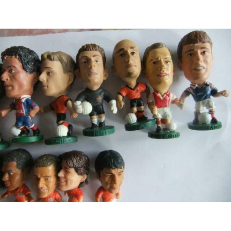 19 voetbalpoppetjes