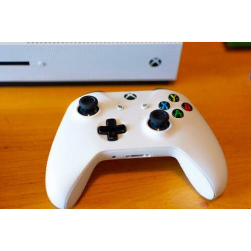 XBOX One S 1TB met twee controllers en fallout games