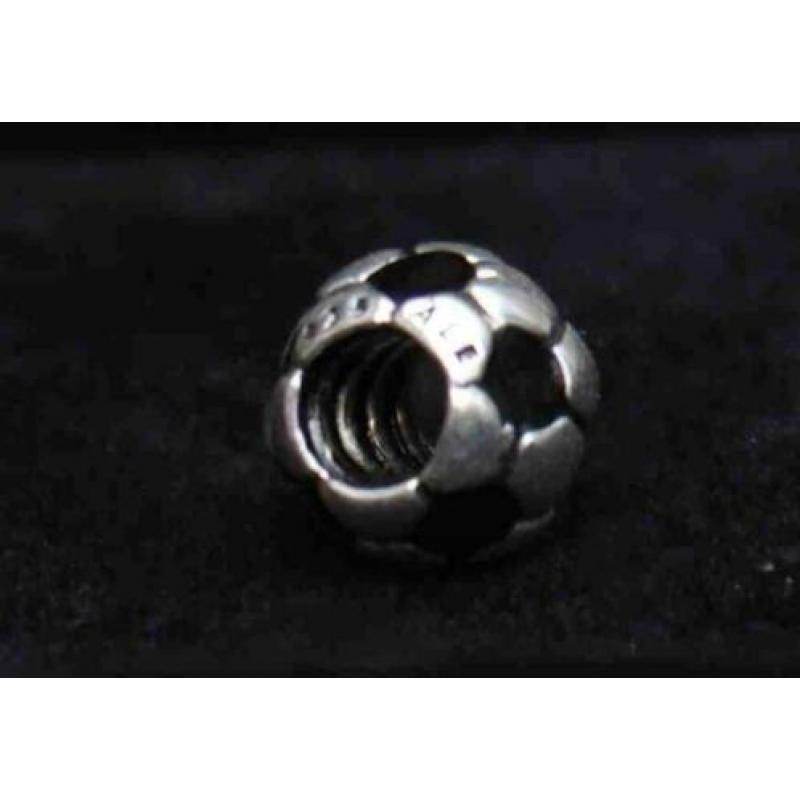 Voetbal bedel van Pandora met zwart emaille 790406
