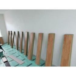 Klik laminaat 30m2 incl ondervloer en plinten is uitgehaald