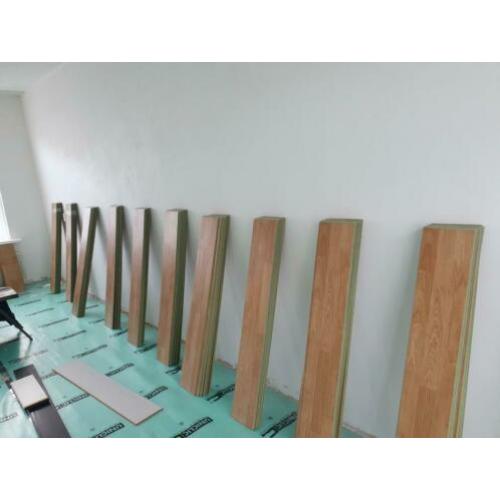 Klik laminaat 30m2 incl ondervloer en plinten is uitgehaald