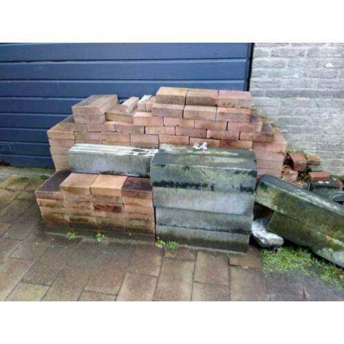 Gratis af te halen tegels voor in de tuin.