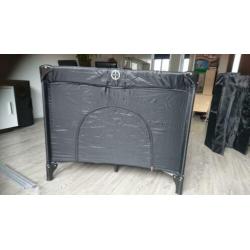 Vierkante campingbed/box