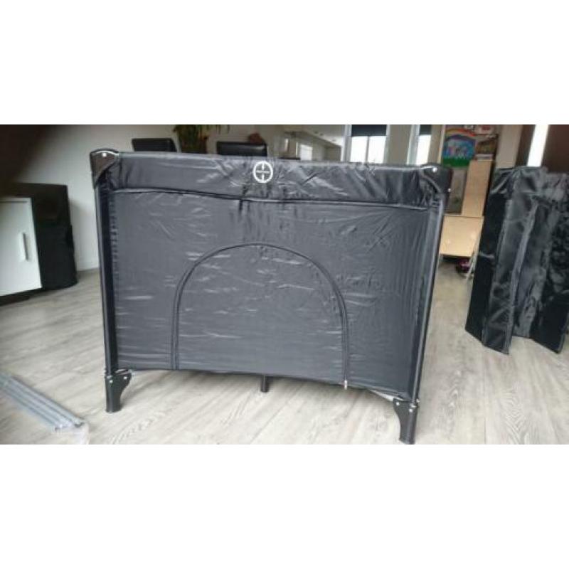 Vierkante campingbed/box