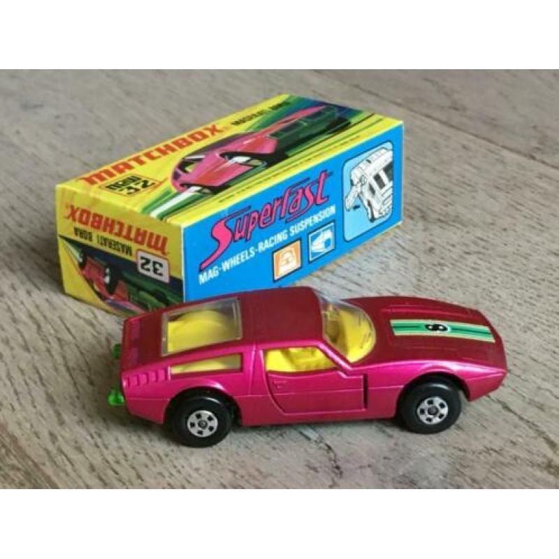 Lesney Matchbox Superfast 32 – Maserati Bora roze metallic