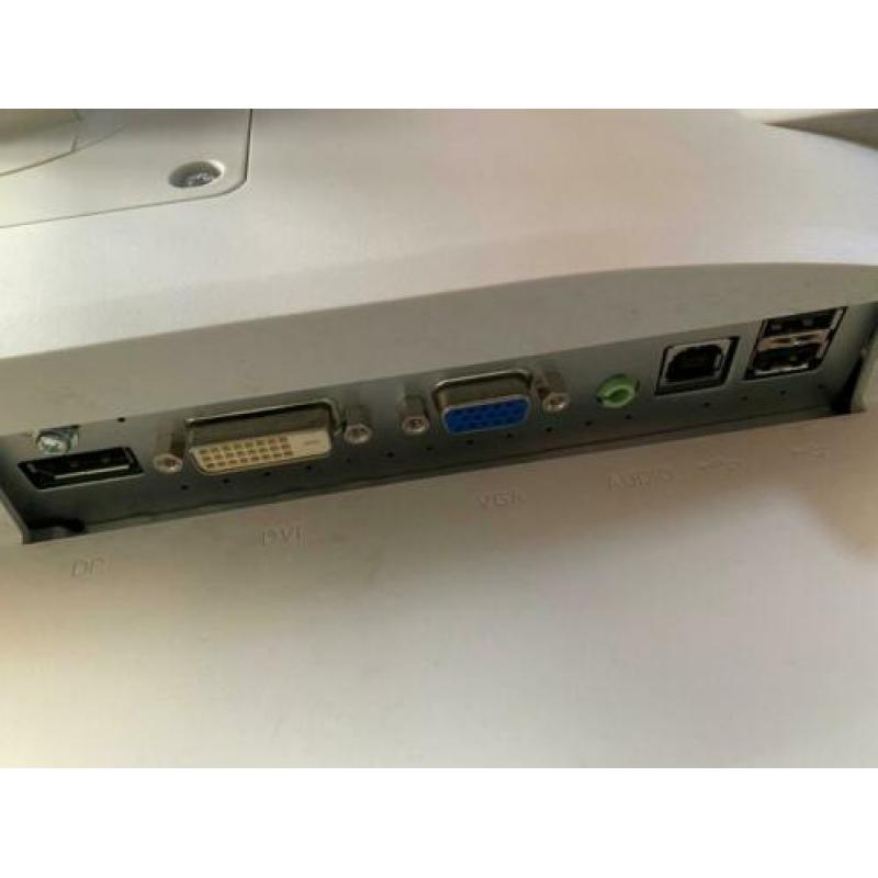 Fujitsu 22 inch LCD Monitor DVI VGA DP
