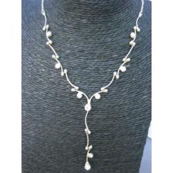 Nieuwe zilverkleurige ketting met strass-steentjes.