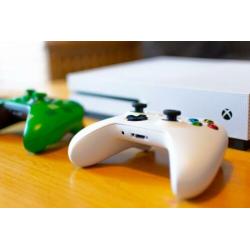 XBOX One S 1TB met twee controllers en fallout games