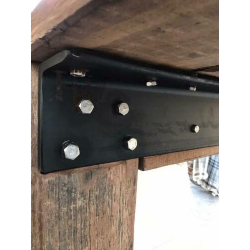 Bielzen eet tafel