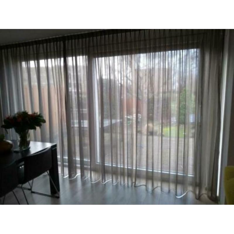 Gordijnen in de kleur taupe