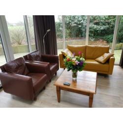 Te koop 2-zits bank en 2 fauteuils .