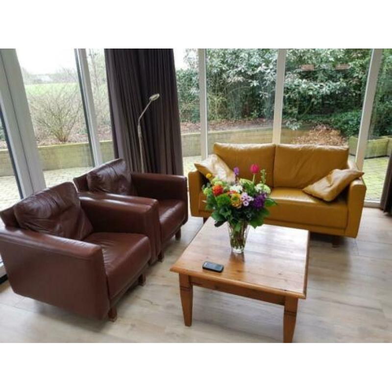 Te koop 2-zits bank en 2 fauteuils .
