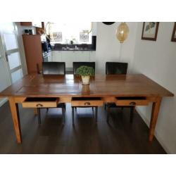 Eettafel van teakhout