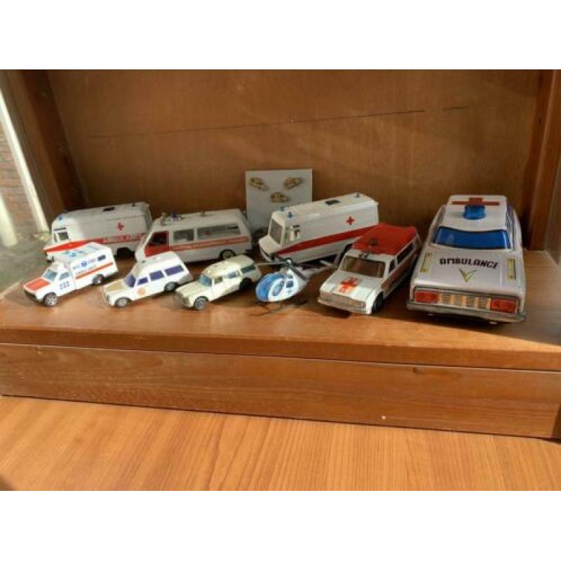 Prachtige Ambulance Autootjes verzameling, evt incl Vitrine!