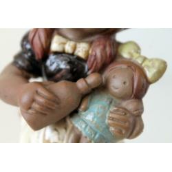 Meisje met pop vintage retro beeldje