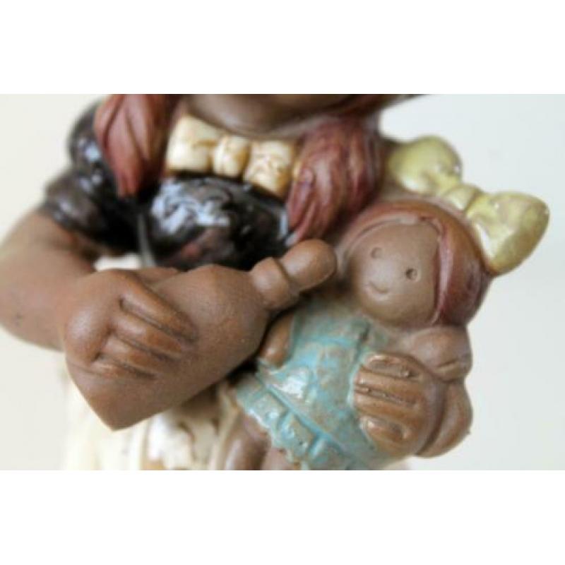 Meisje met pop vintage retro beeldje