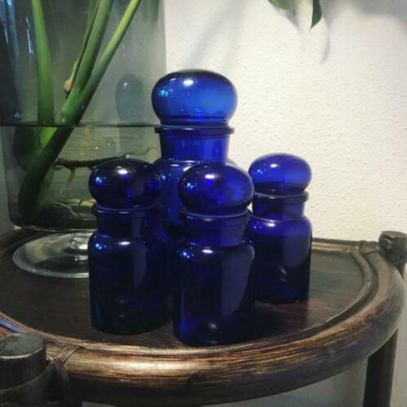 Set van twee vintage rotan bijzettafeltjes