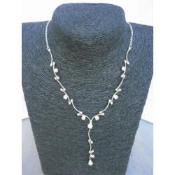 Nieuwe zilverkleurige ketting met strass-steentjes.