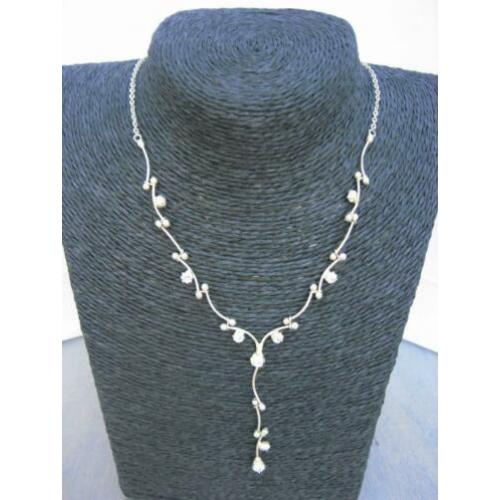 Nieuwe zilverkleurige ketting met strass-steentjes.