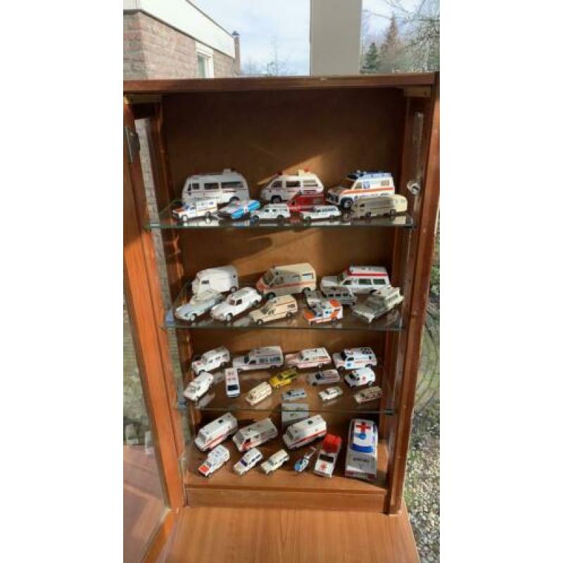 Prachtige Ambulance Autootjes verzameling, evt incl Vitrine!